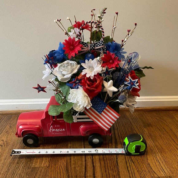 Metal Truck Décor RED can display all year around - Picture 2 of 5